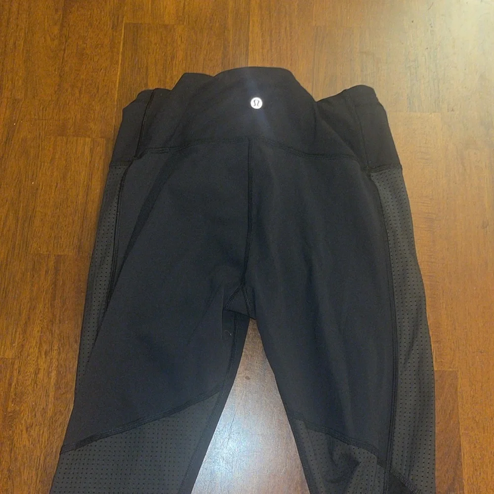 Lululemon Black Capri Mesh Criss Cross Leggings. Size 8.